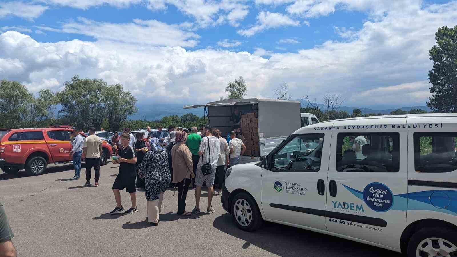 Bayram trafiğinde kalanlara su ve yiyecek ikramı büyükşehirden
