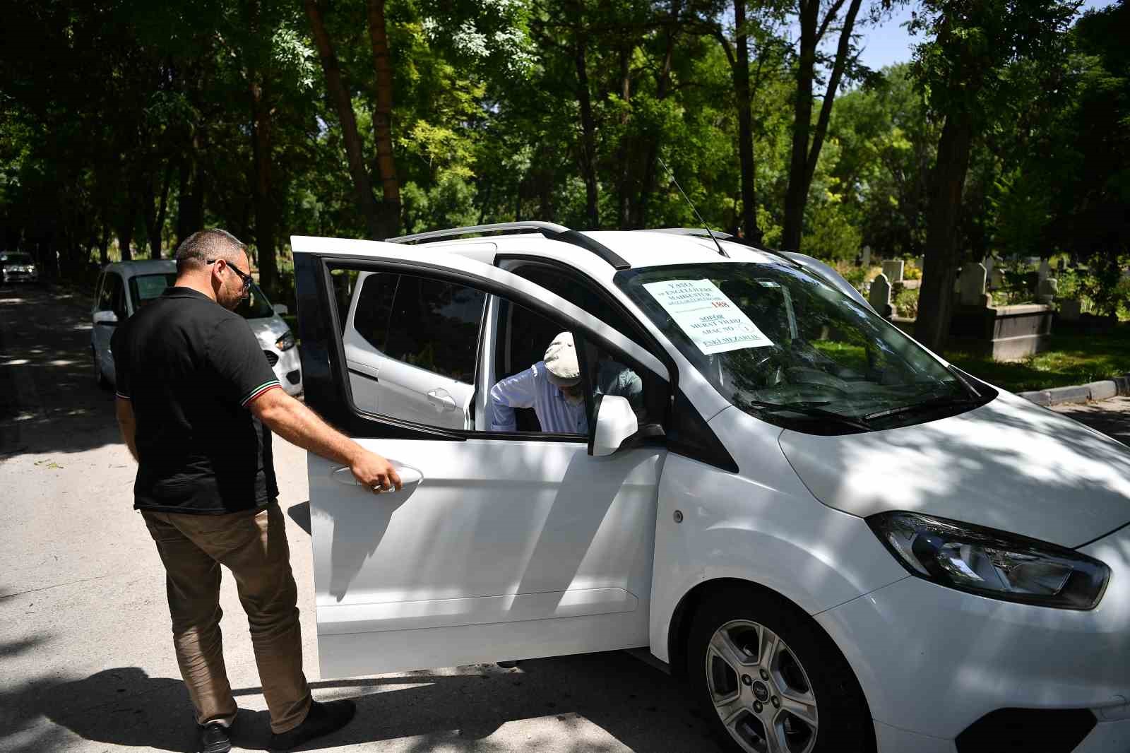 Büyükşehir belediyesi, mezarlık ziyareti yapan vatandaşları yalnız bırakmadı
