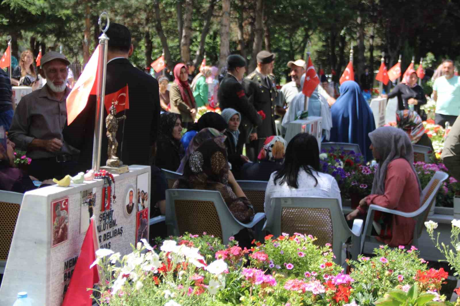 Bayram öncesi şehit aileleri soluğu şehitlikte aldı
