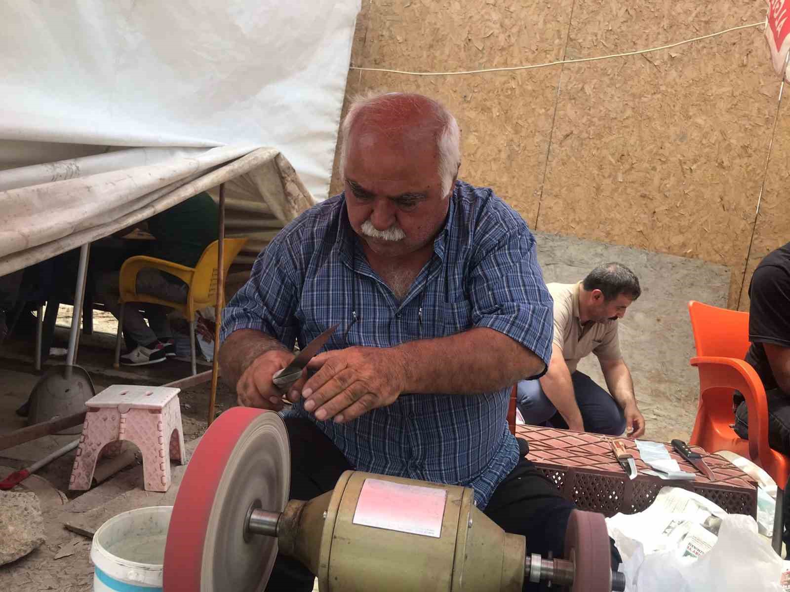 Konteyner çarşıda esnafın bayram mesaisi
