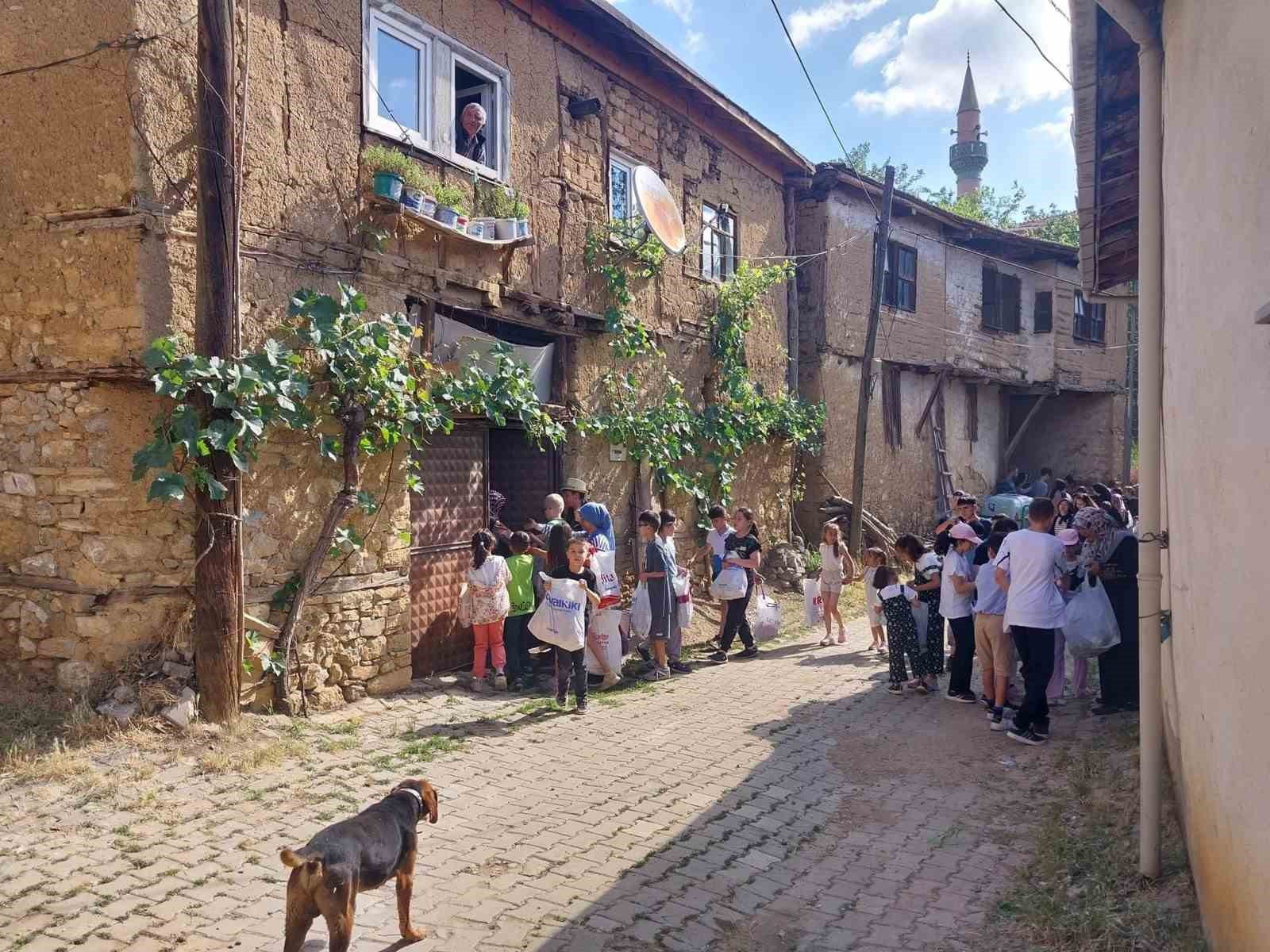 Çocuklar, bayram coşkusunu adak geleneğiyle erken yaşadı
