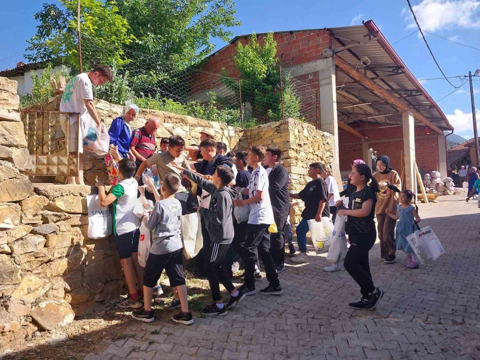 Çocuklar, bayram coşkusunu adak geleneğiyle erken yaşadı
