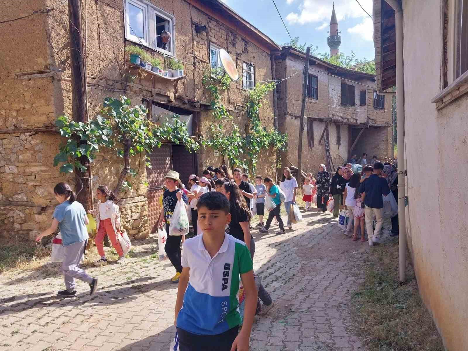 Çocuklar, bayram coşkusunu adak geleneğiyle erken yaşadı
