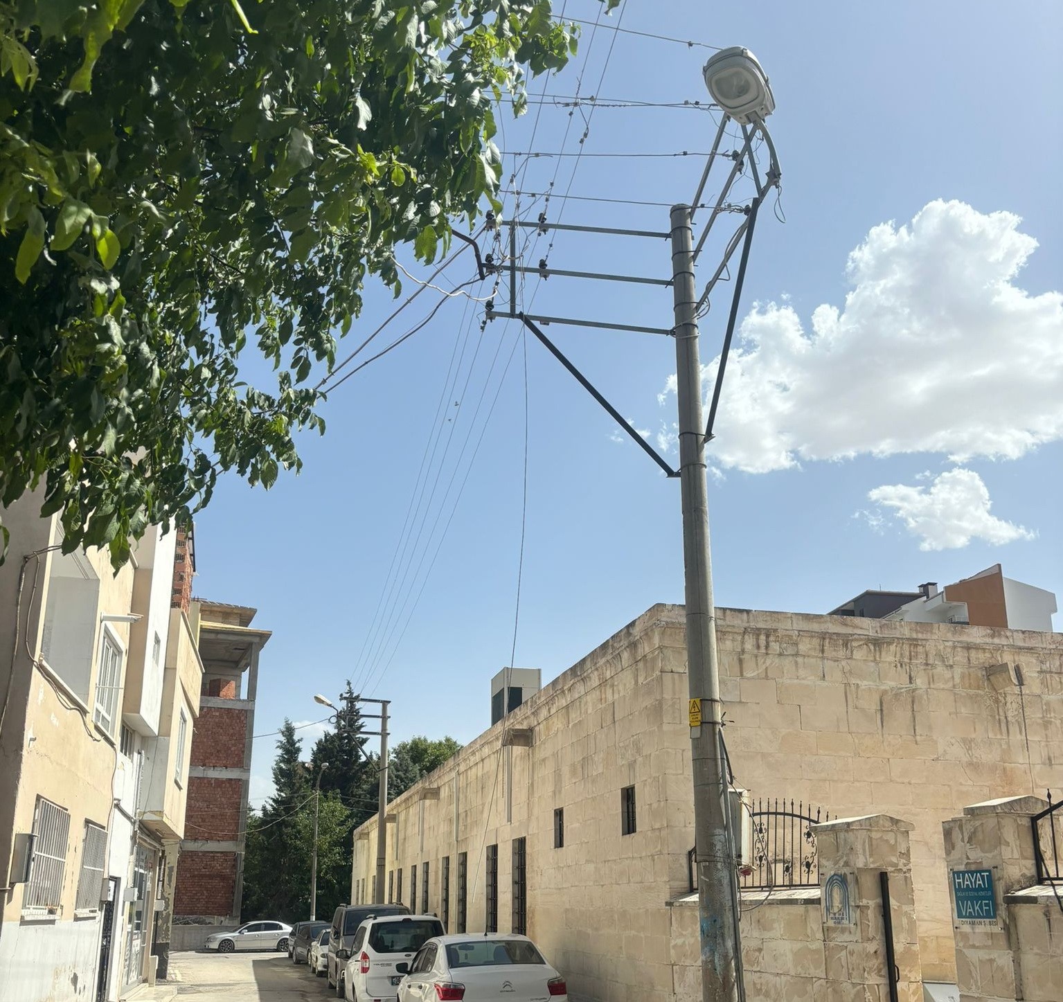 Kopan elektrik telleri yangına neden oldu
