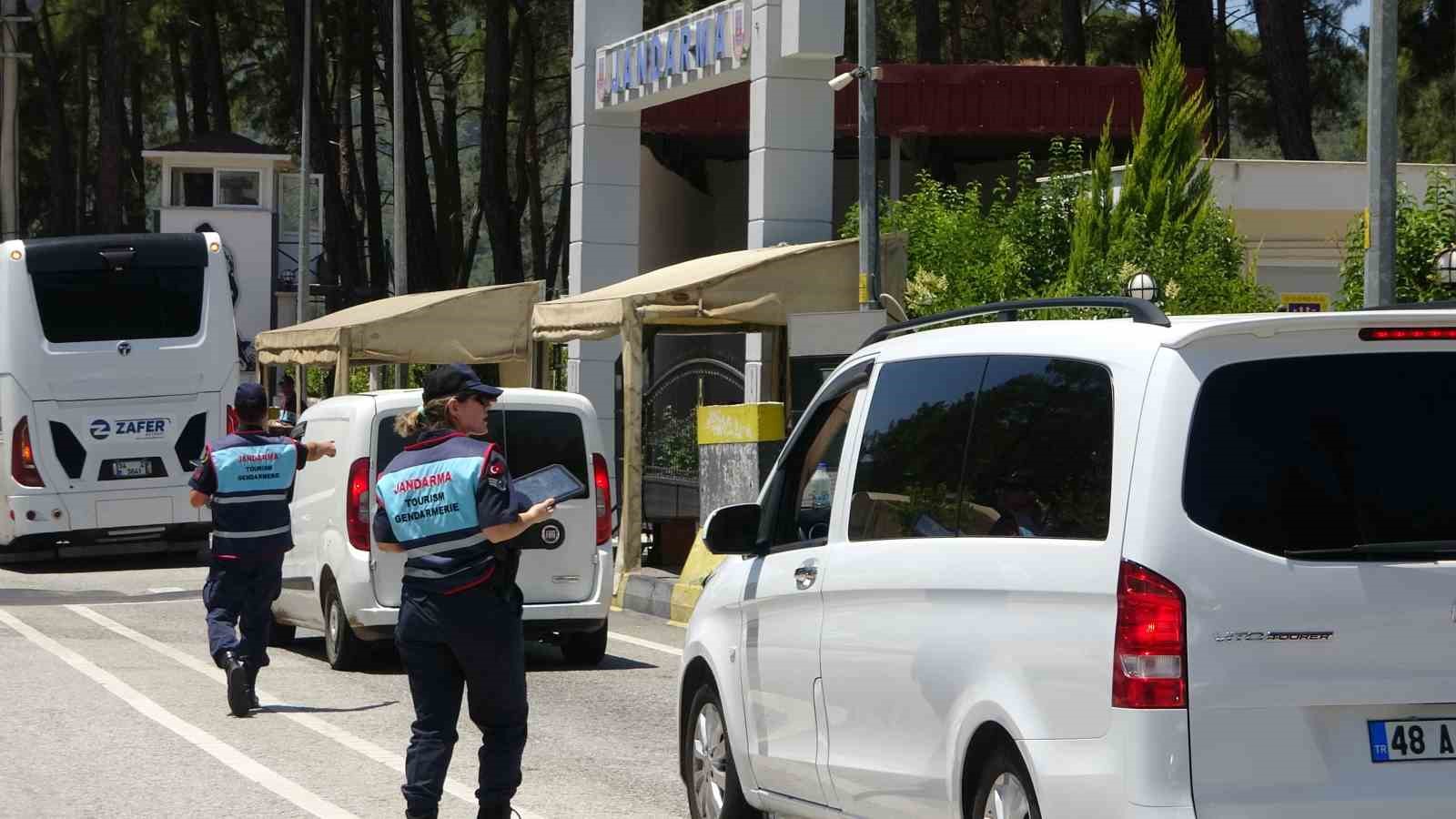 Marmaris ve Datça’ya 24 saatte 50 bin araç girdi
