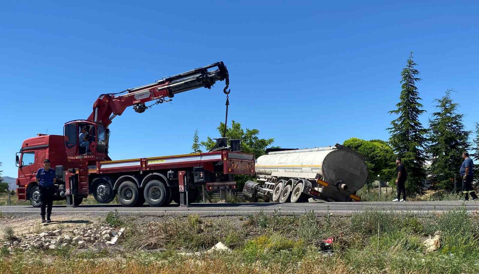 Kulu’da kontrolden çıkan tır şarampole indi
