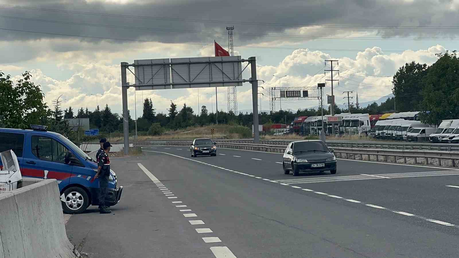 Her iki yolda da akıcı yoğunluk
