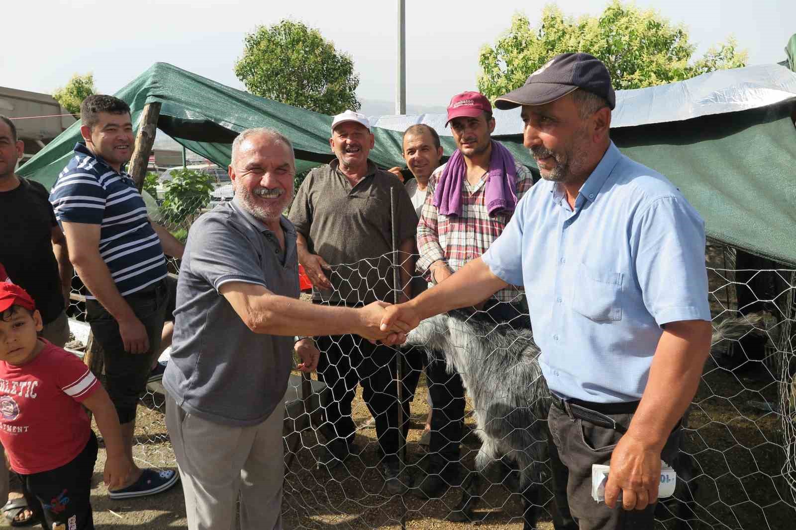 Arefe günü kurban pazarlarında hareketlilik
