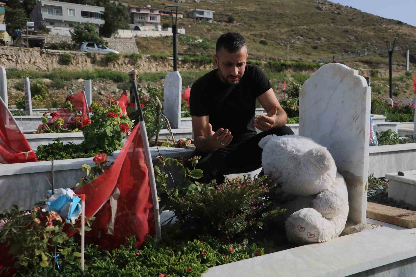 Deprem mezarlığında buruk arefe
