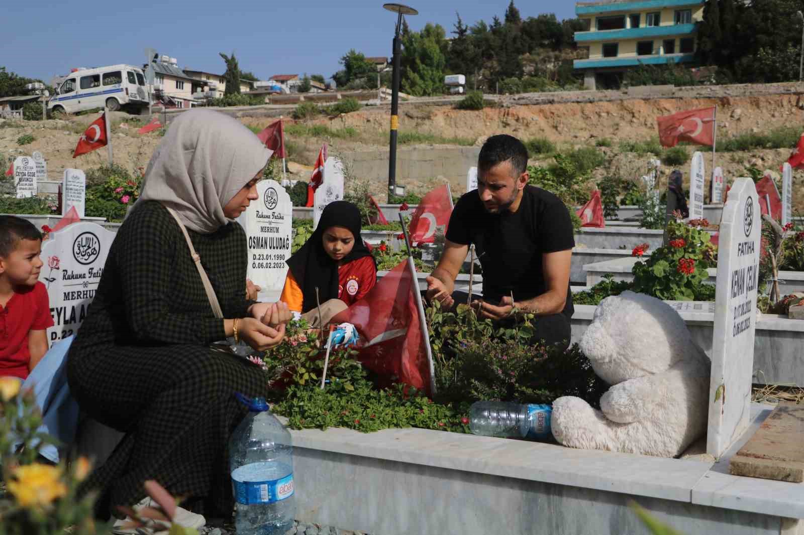 Deprem mezarlığında buruk arefe
