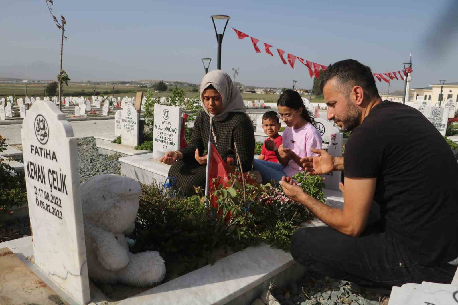 Deprem mezarlığında buruk arefe
