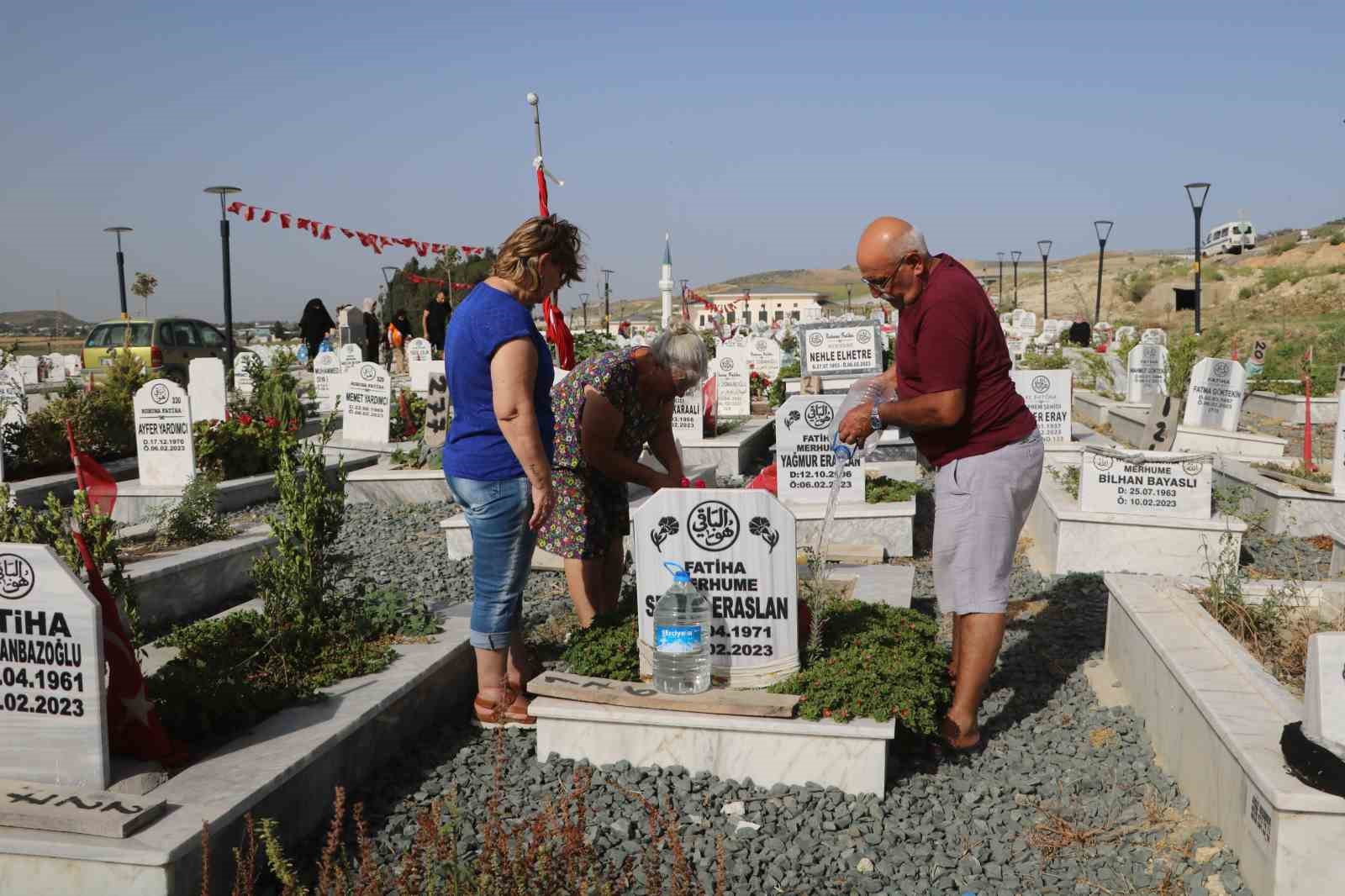 Deprem mezarlığında buruk arefe
