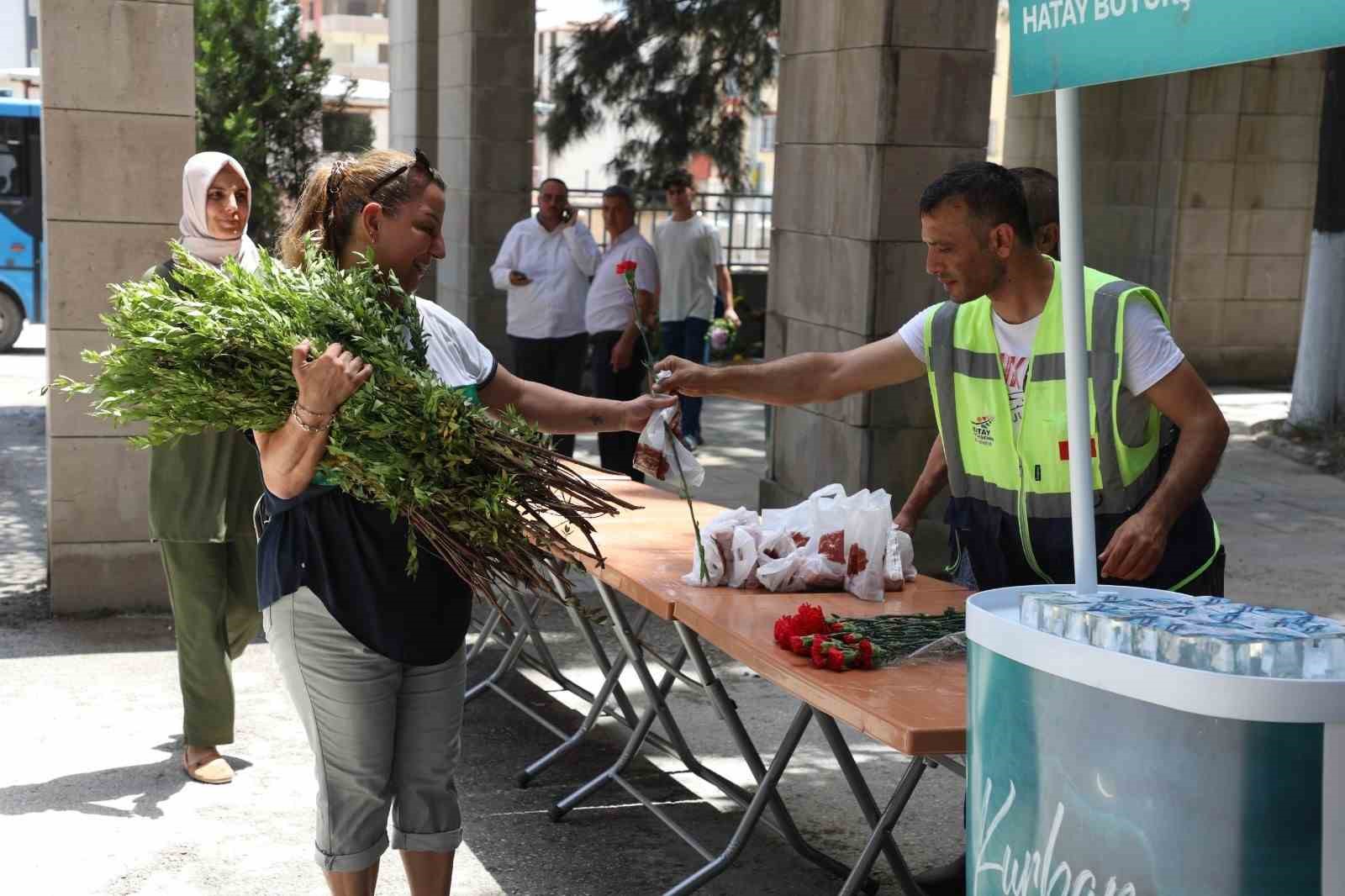 Deprem mezarlığında buruk arefe
