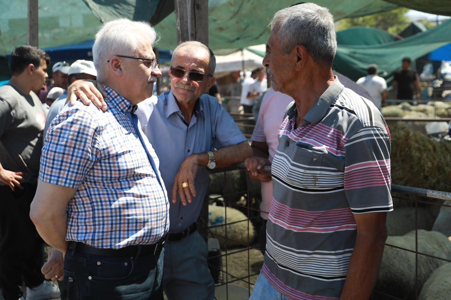 Başkan deveciler kurban pazarını ziyaret etti
