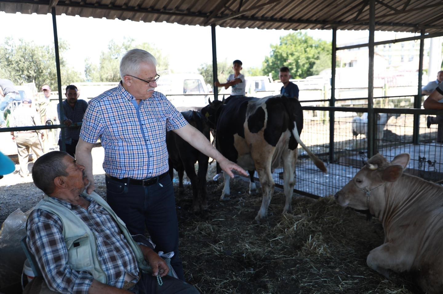 Başkan deveciler kurban pazarını ziyaret etti
