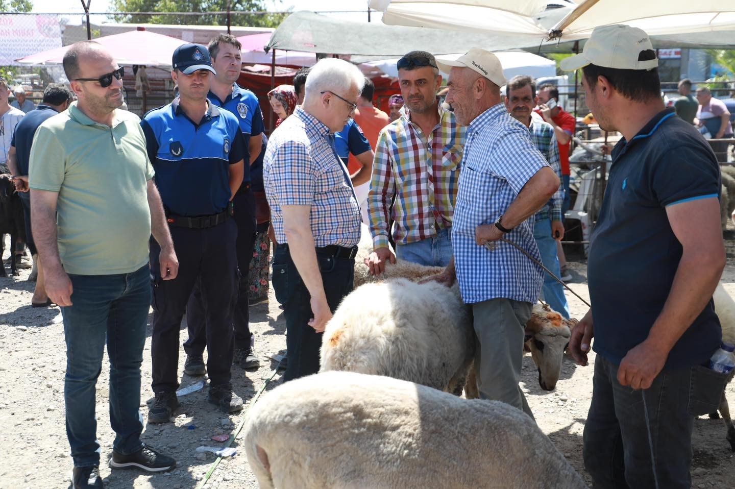 Başkan deveciler kurban pazarını ziyaret etti
