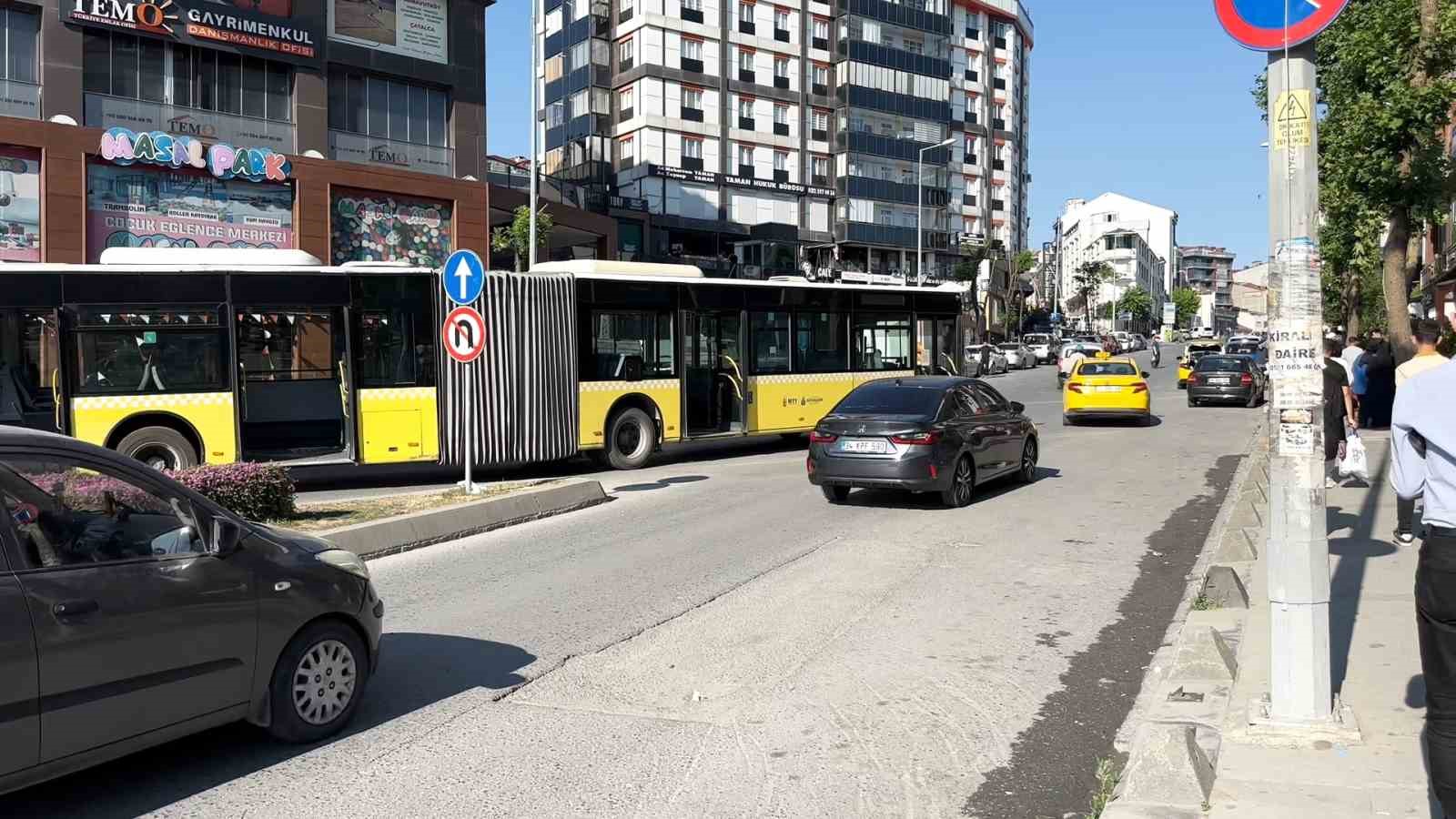 Arnavutköy’de İETT otobüsü arızalandı, trafikte uzun araç kuyruğu oluştu
