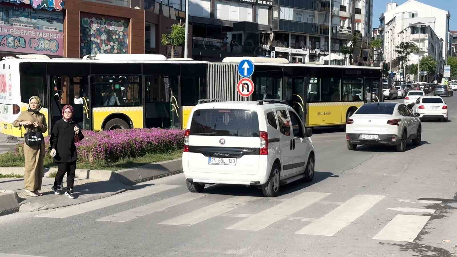 Arnavutköy’de İETT otobüsü arızalandı, trafikte uzun araç kuyruğu oluştu
