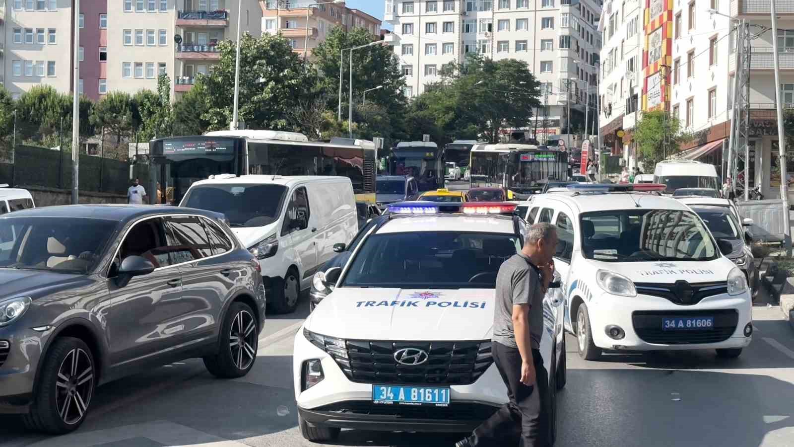 Arnavutköy’de İETT otobüsü arızalandı, trafikte uzun araç kuyruğu oluştu
