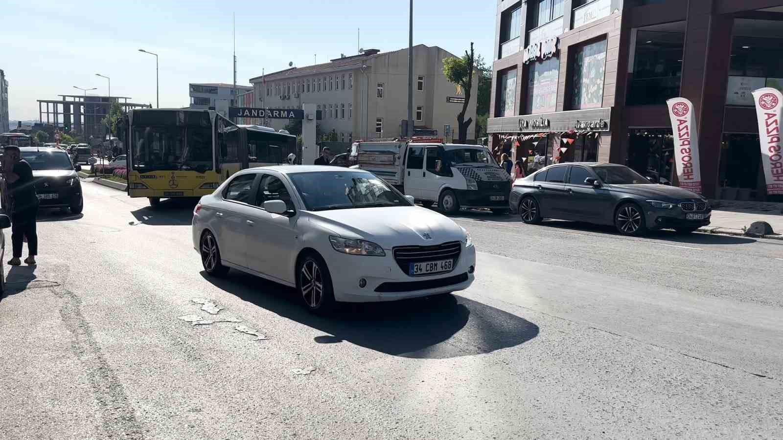 Arnavutköy’de İETT otobüsü arızalandı, trafikte uzun araç kuyruğu oluştu
