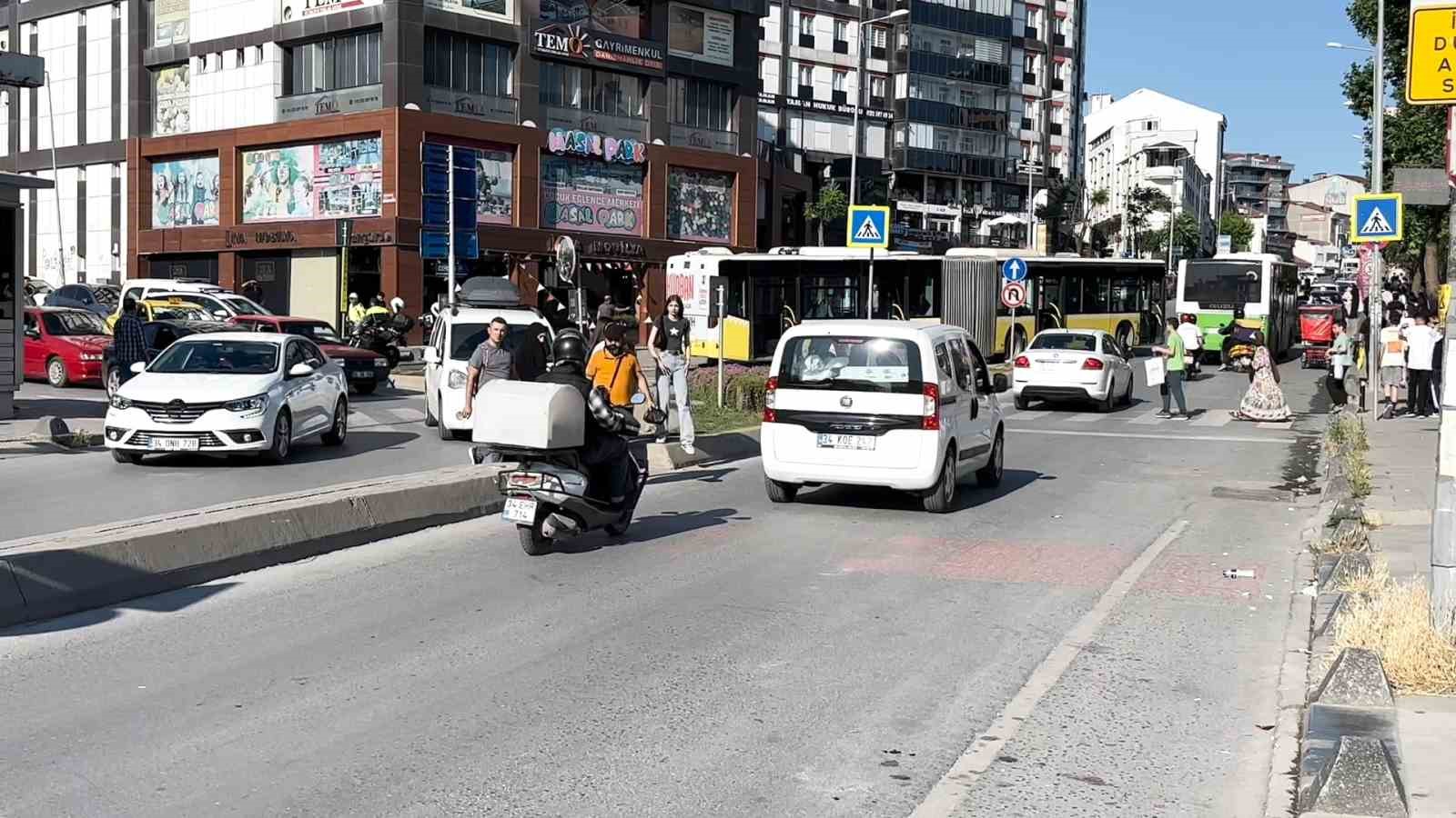 Arnavutköy’de İETT otobüsü arızalandı, trafikte uzun araç kuyruğu oluştu
