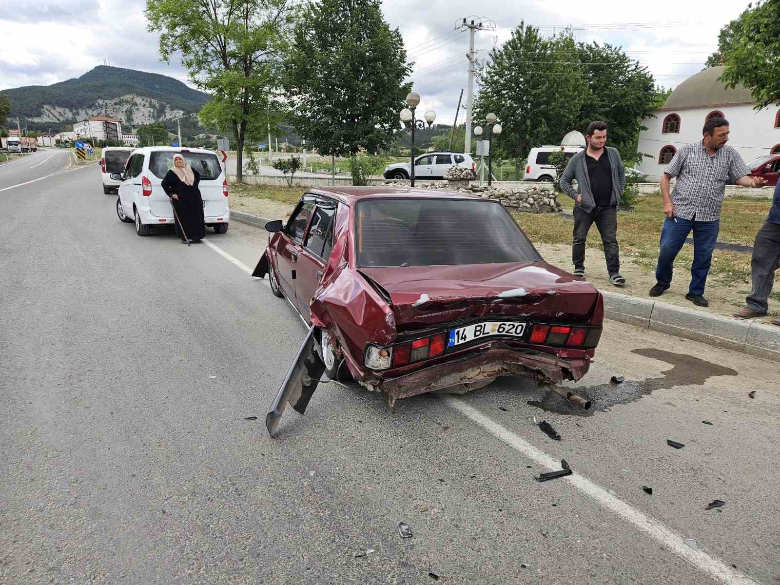 Facianın eşiğinden dönüldü: Yeni doğan bebeğin bulunduğu otomobil kazaya karıştı
