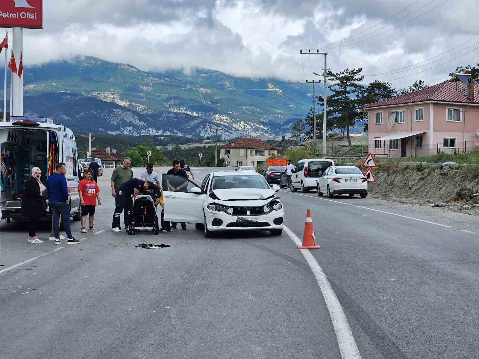 Facianın eşiğinden dönüldü: Yeni doğan bebeğin bulunduğu otomobil kazaya karıştı
