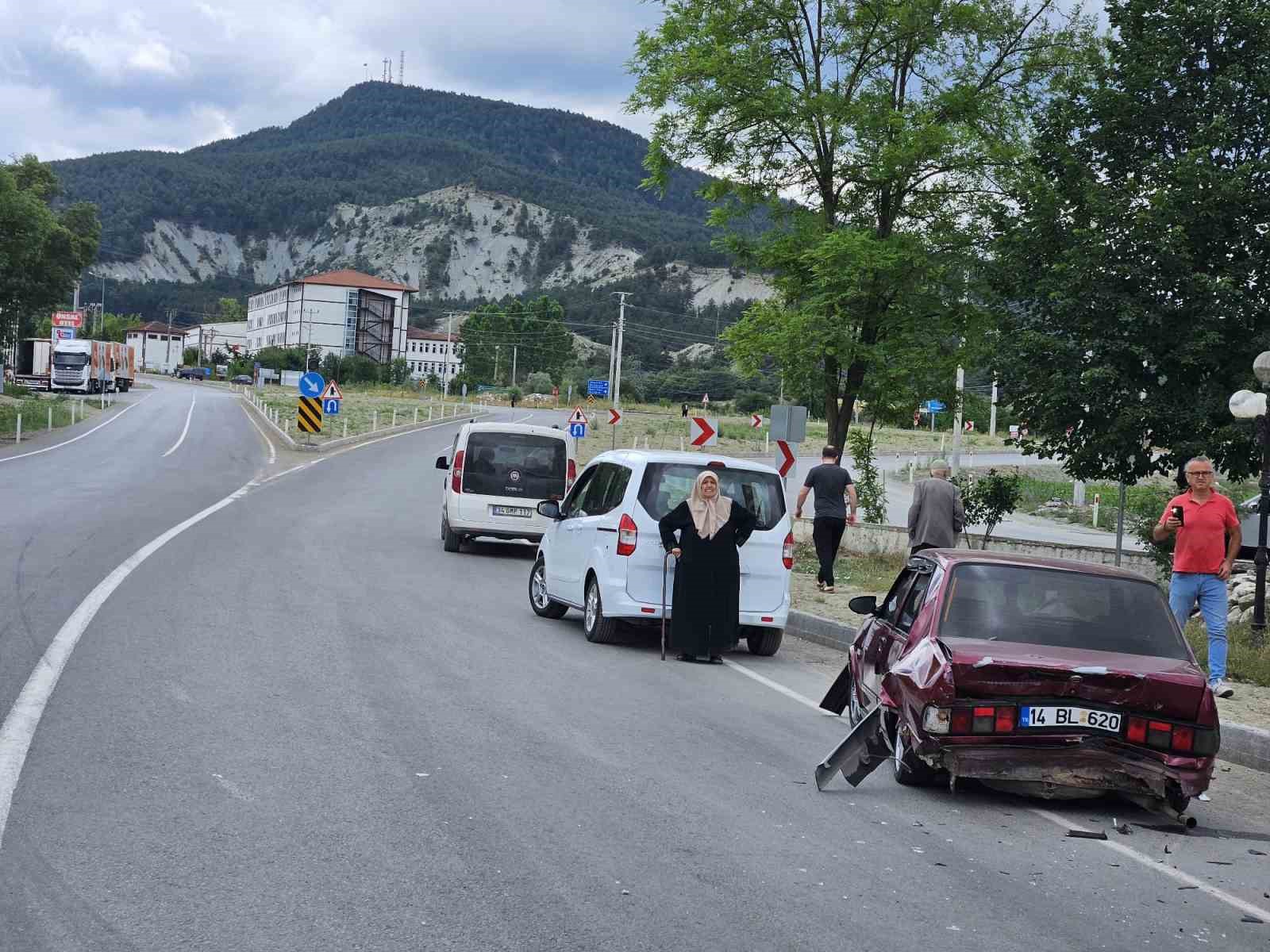 Facianın eşiğinden dönüldü: Yeni doğan bebeğin bulunduğu otomobil kazaya karıştı
