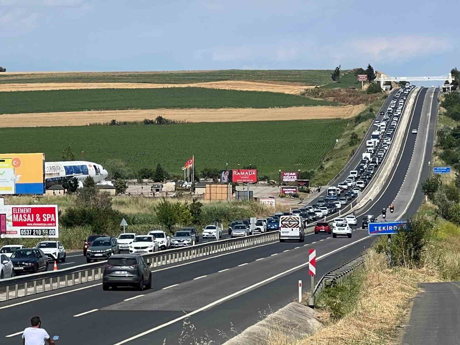 Bayram trafiği dron kamerasında: İstanbul-Tekirdağ yolunda büyük yoğunluk
