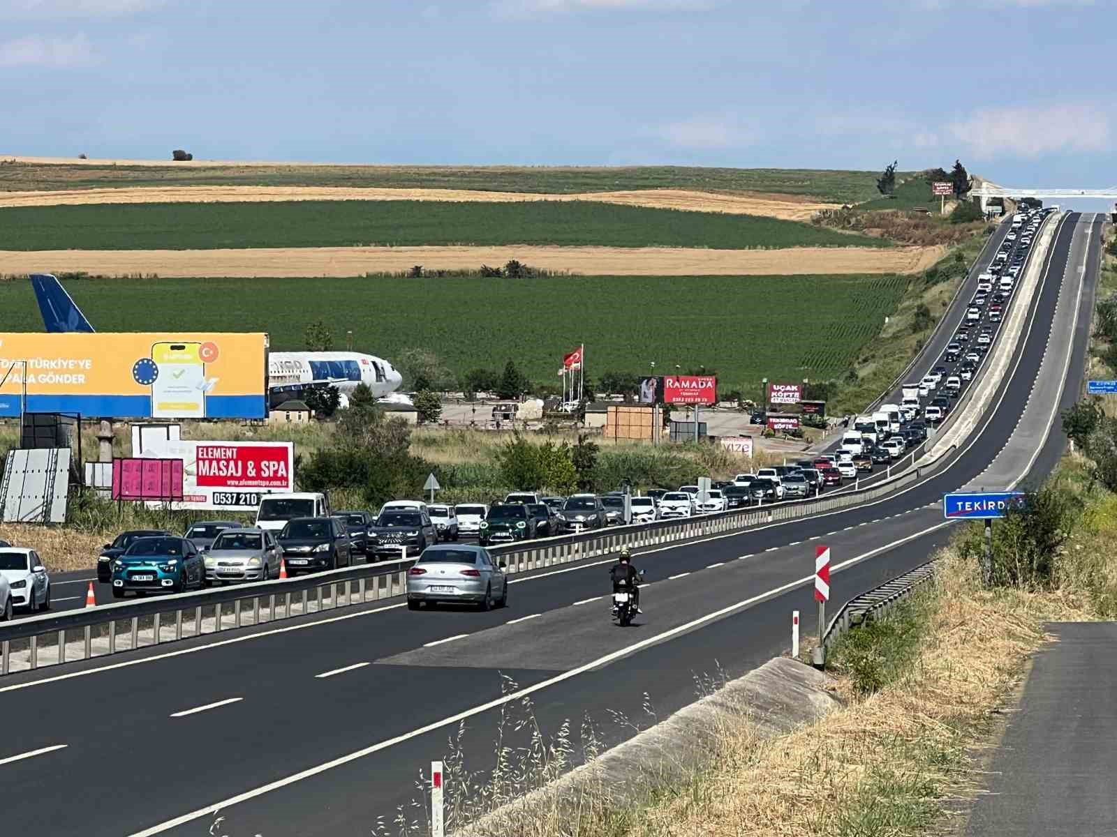 Bayram trafiği dron kamerasında: İstanbul-Tekirdağ yolunda büyük yoğunluk
