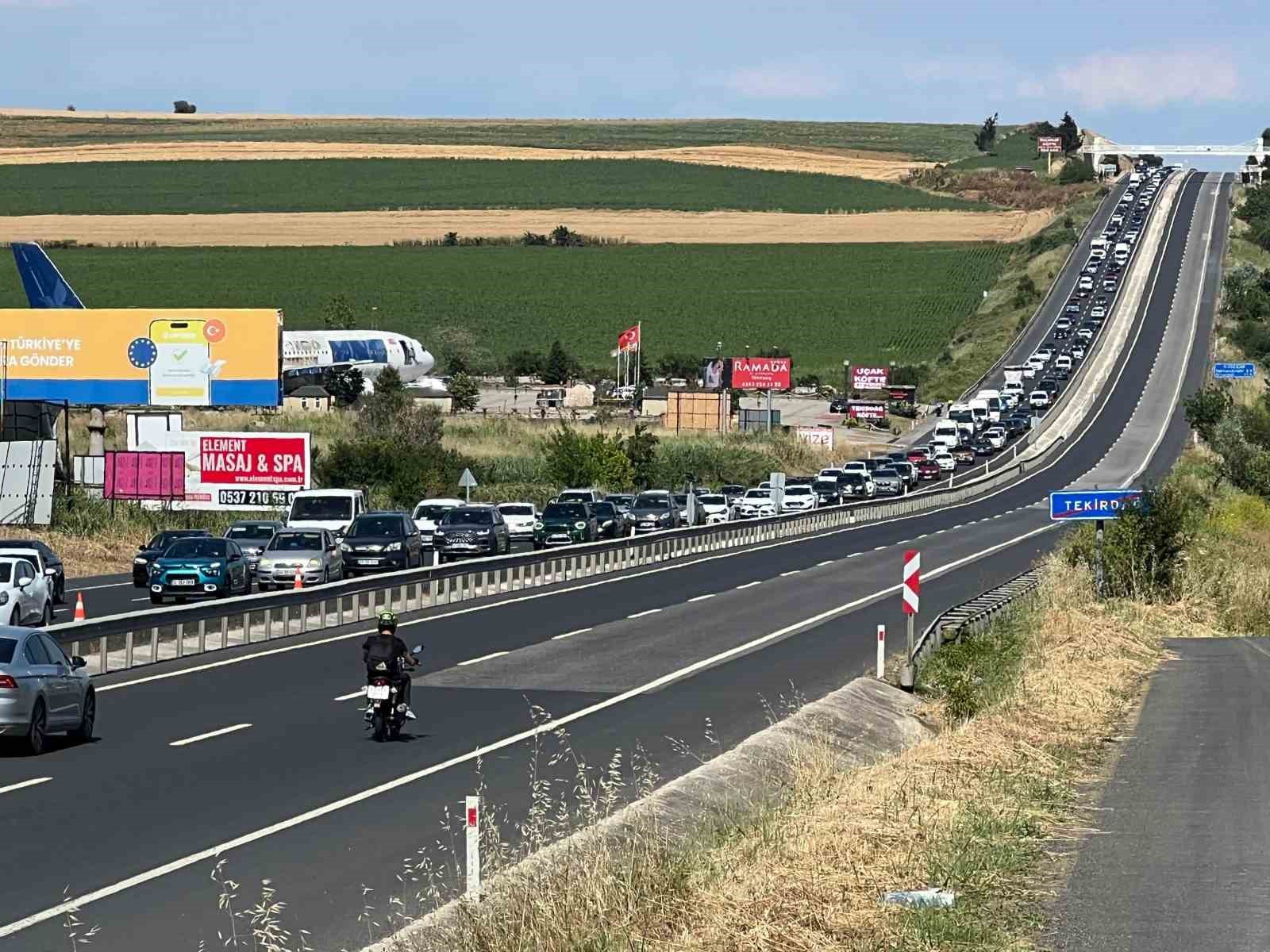 Bayram trafiği dron kamerasında: İstanbul-Tekirdağ yolunda büyük yoğunluk
