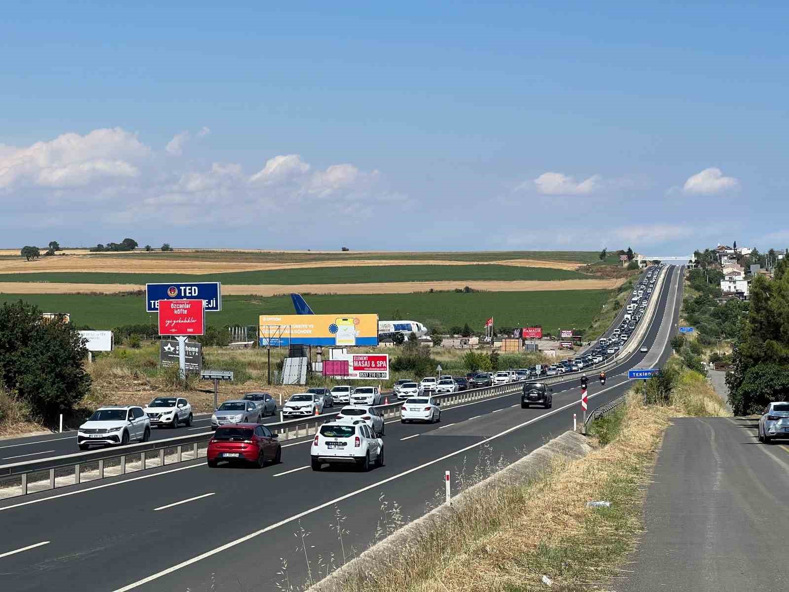 Bayram trafiği dron kamerasında: İstanbul-Tekirdağ yolunda büyük yoğunluk
