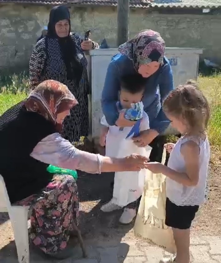 Edirne’de çocukların asırlık şeker toplama geleneği sürüyor
