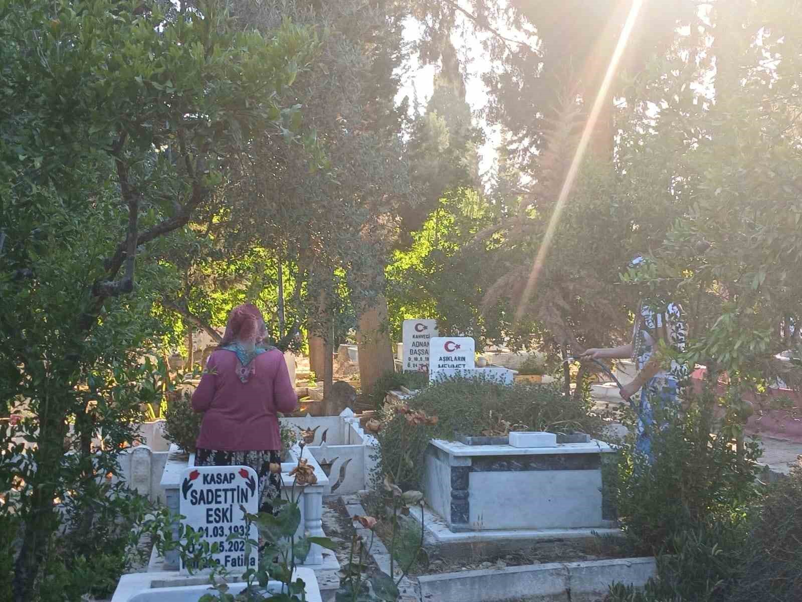 Bayram öncesi Aydın’da mezarlıklar ziyaretçilerle doldu
