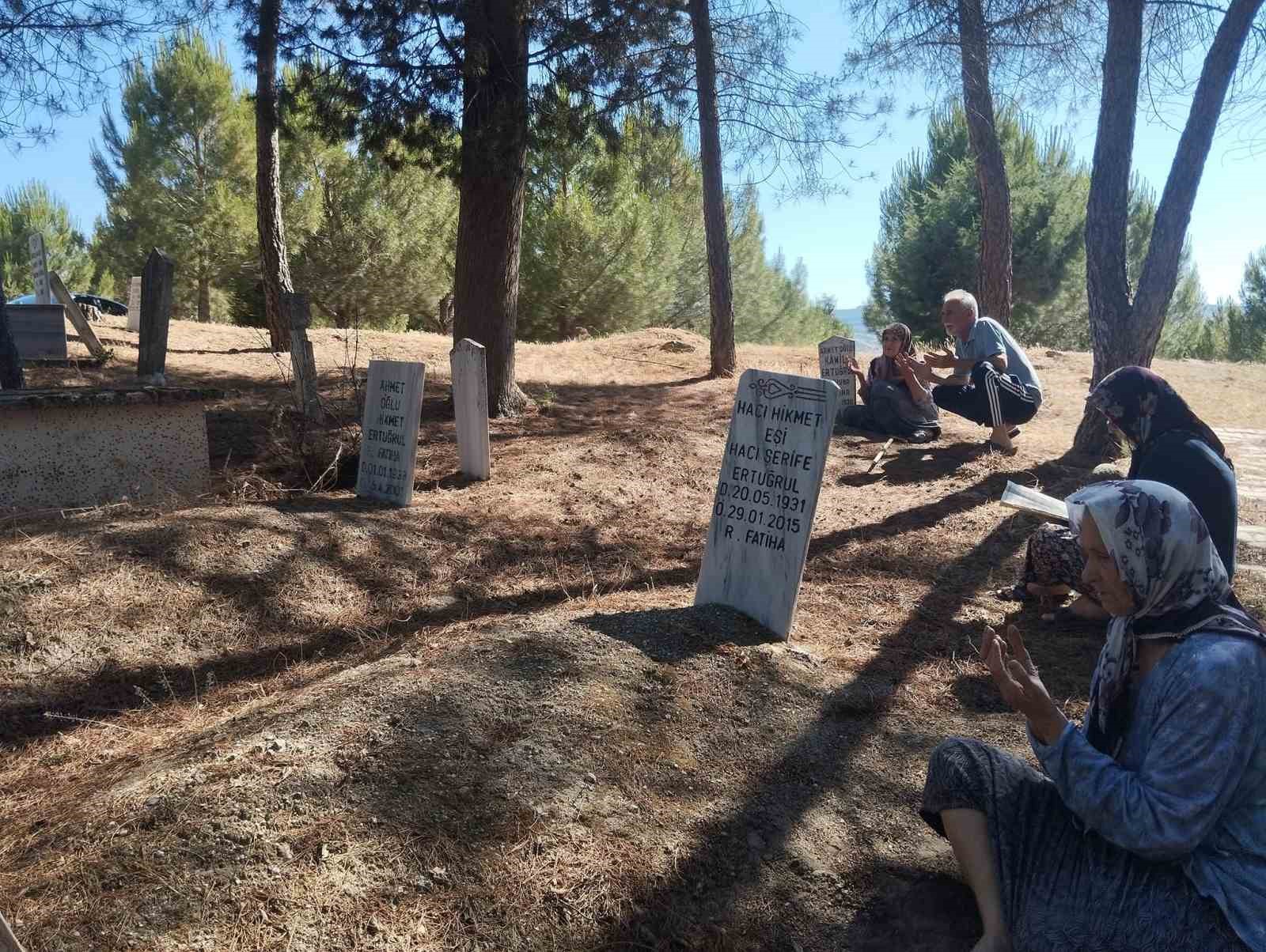 Selendili vatandaşlar bayram öncesi mezarlıklara akın etti
