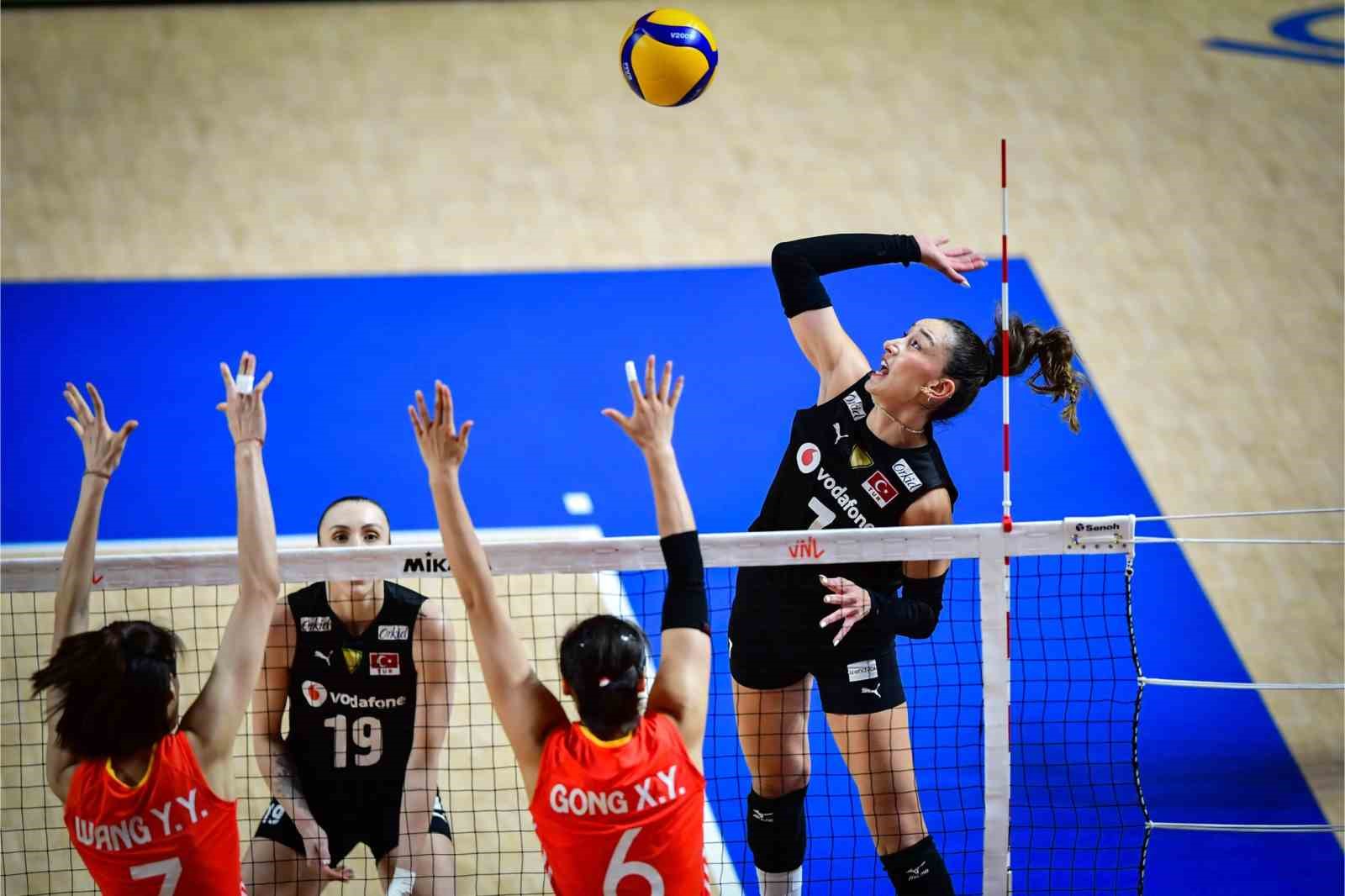 2024 FIVB Voleybol Milletler Ligi: Çin: 3 - Türkiye: 2
