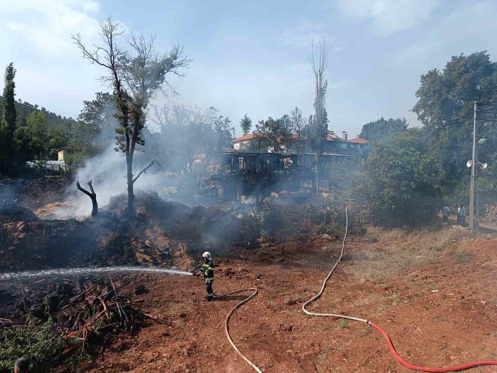 Denizli’de 2 katlı bina yangında kül oldu
