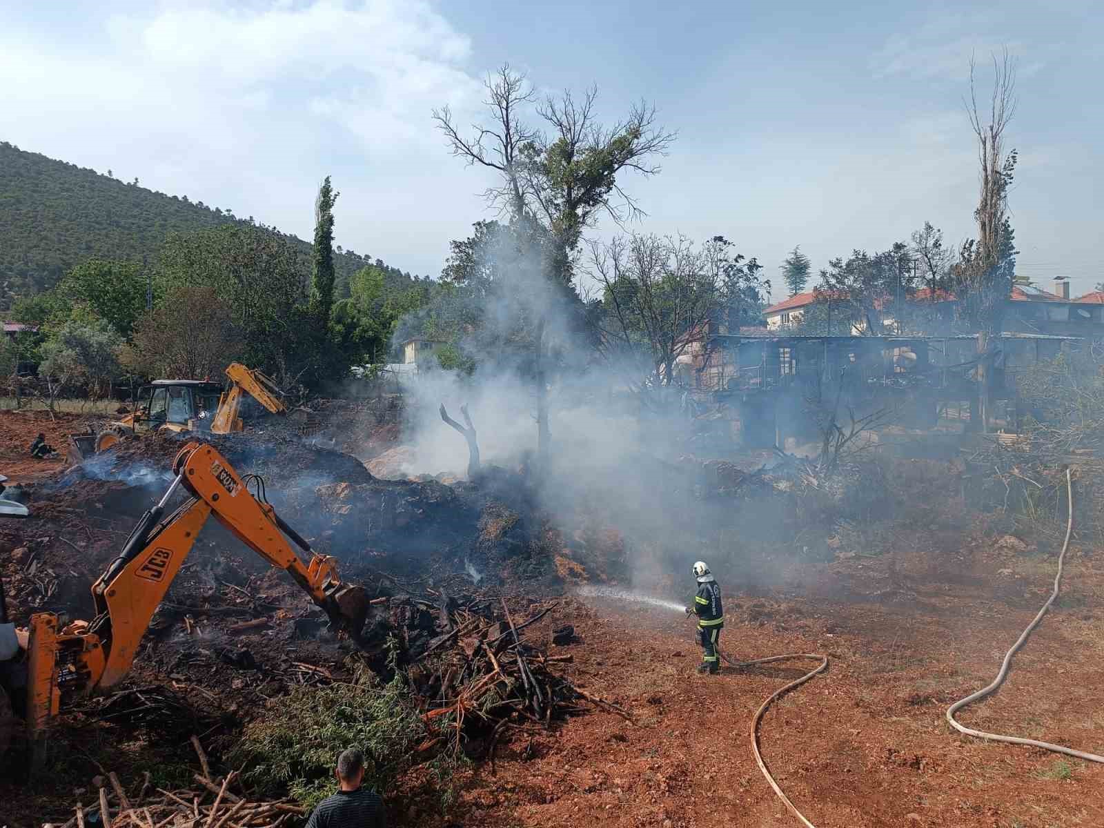 Denizli’de 2 katlı bina yangında kül oldu
