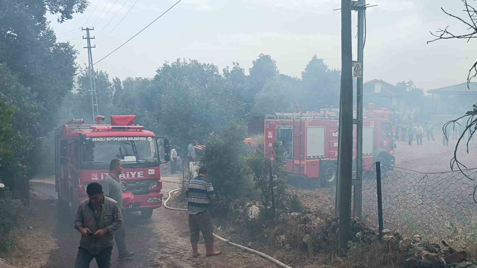 Denizli’de 2 katlı bina yangında kül oldu
