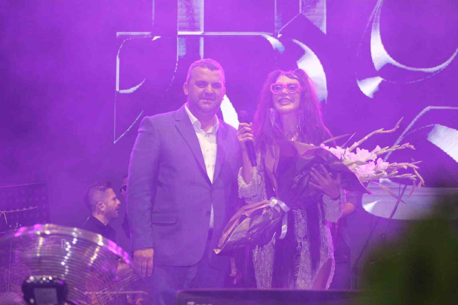 Tekirdağ Kiraz Festivali’nde KÖFN ve Hande Yener sahne aldı
