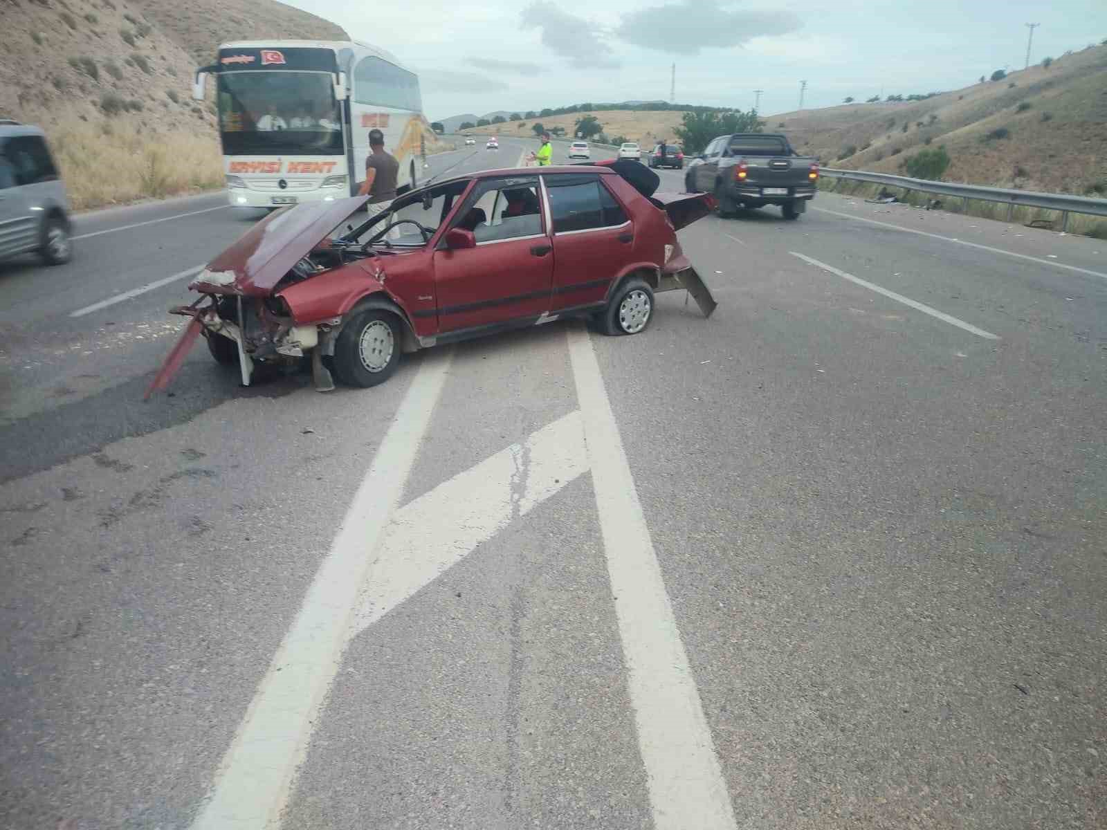 Kontrolden çıkan araç bariyerlere çarptı: 2 yaralı
