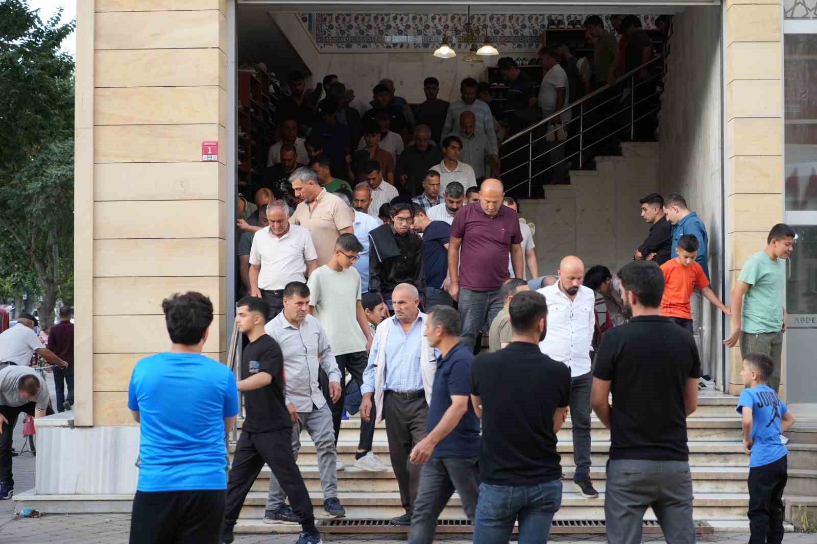 Türkiye’de ilk Kurban Bayramı namazı Iğdır’da kılındı
