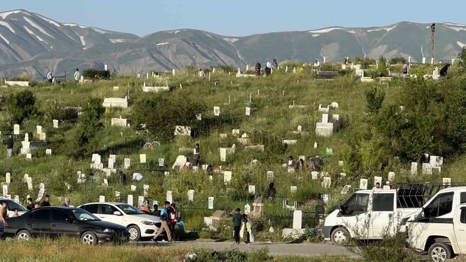 Yüksekova’da vatandaşlar bayram namazı sonrası mezarlıklara akın etti
