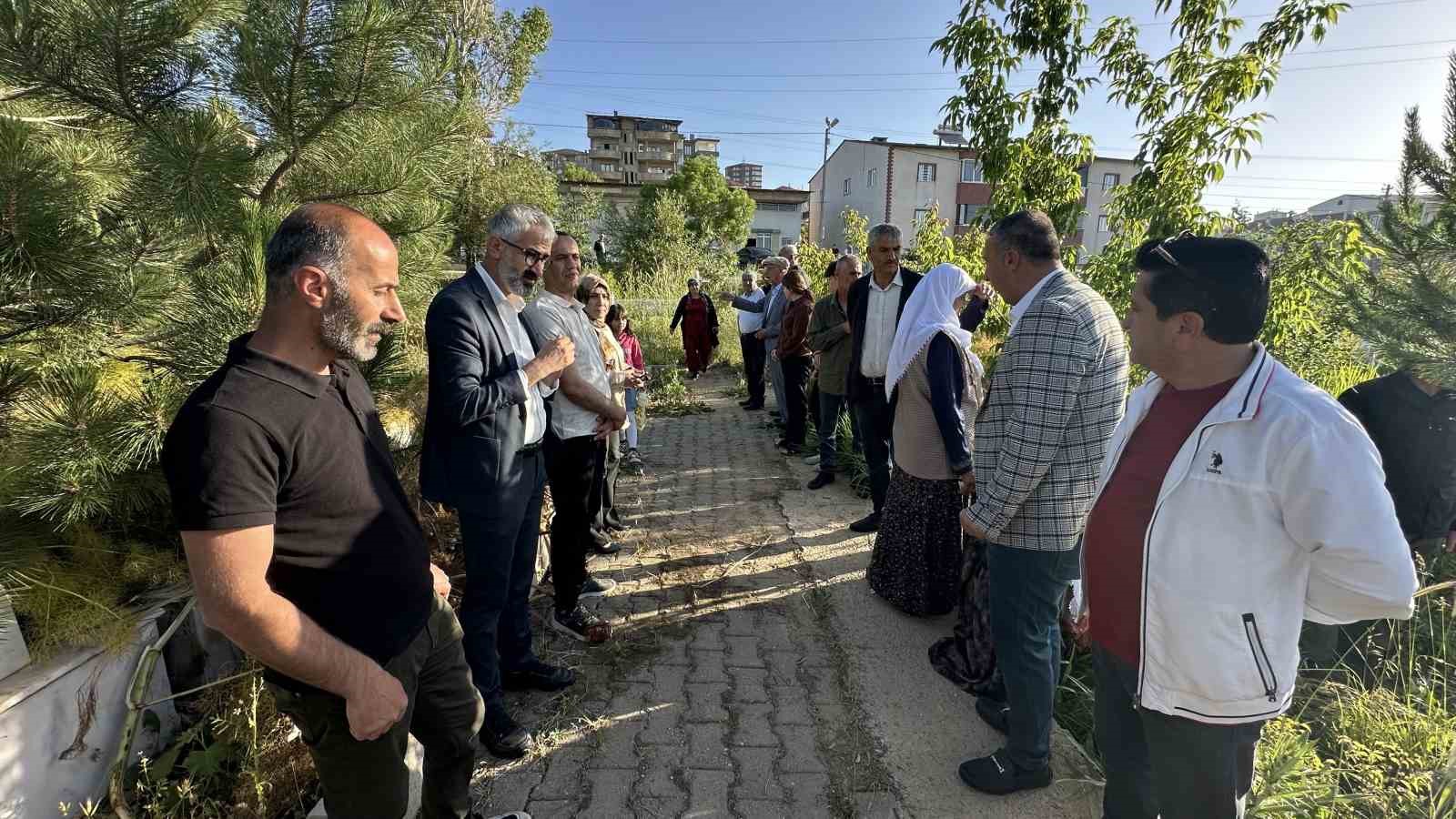 Yüksekova’da vatandaşlar bayram namazı sonrası mezarlıklara akın etti
