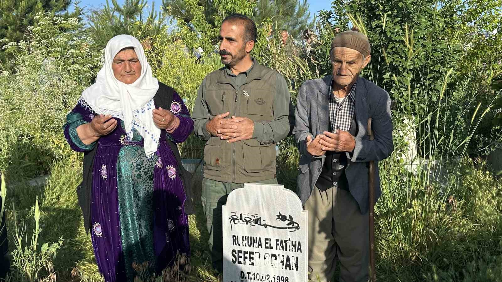 Yüksekova’da vatandaşlar bayram namazı sonrası mezarlıklara akın etti
