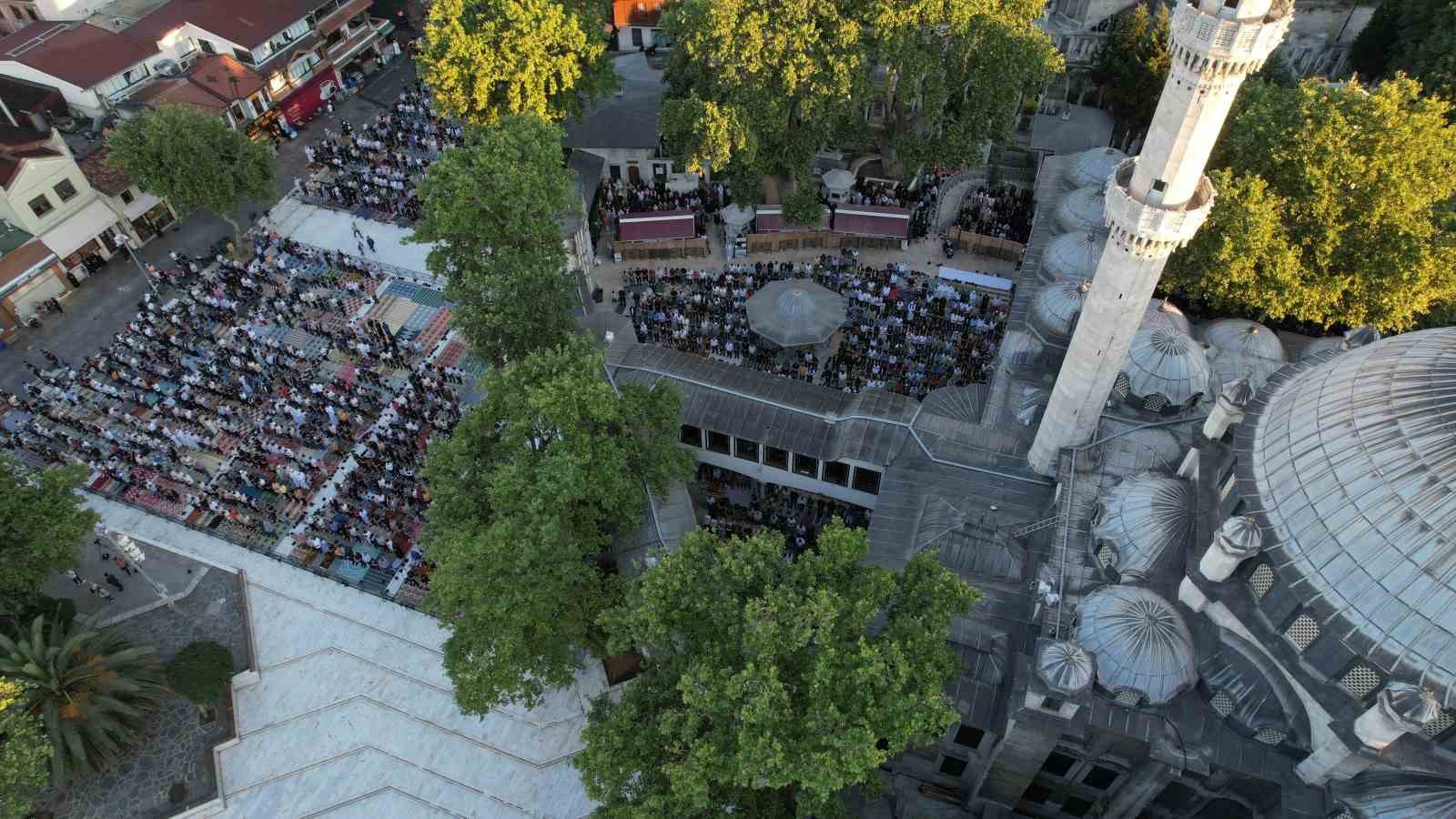 Eyüp Sultan Camii’nde bayram namazı yoğunluğunu böyle görüntülendi
