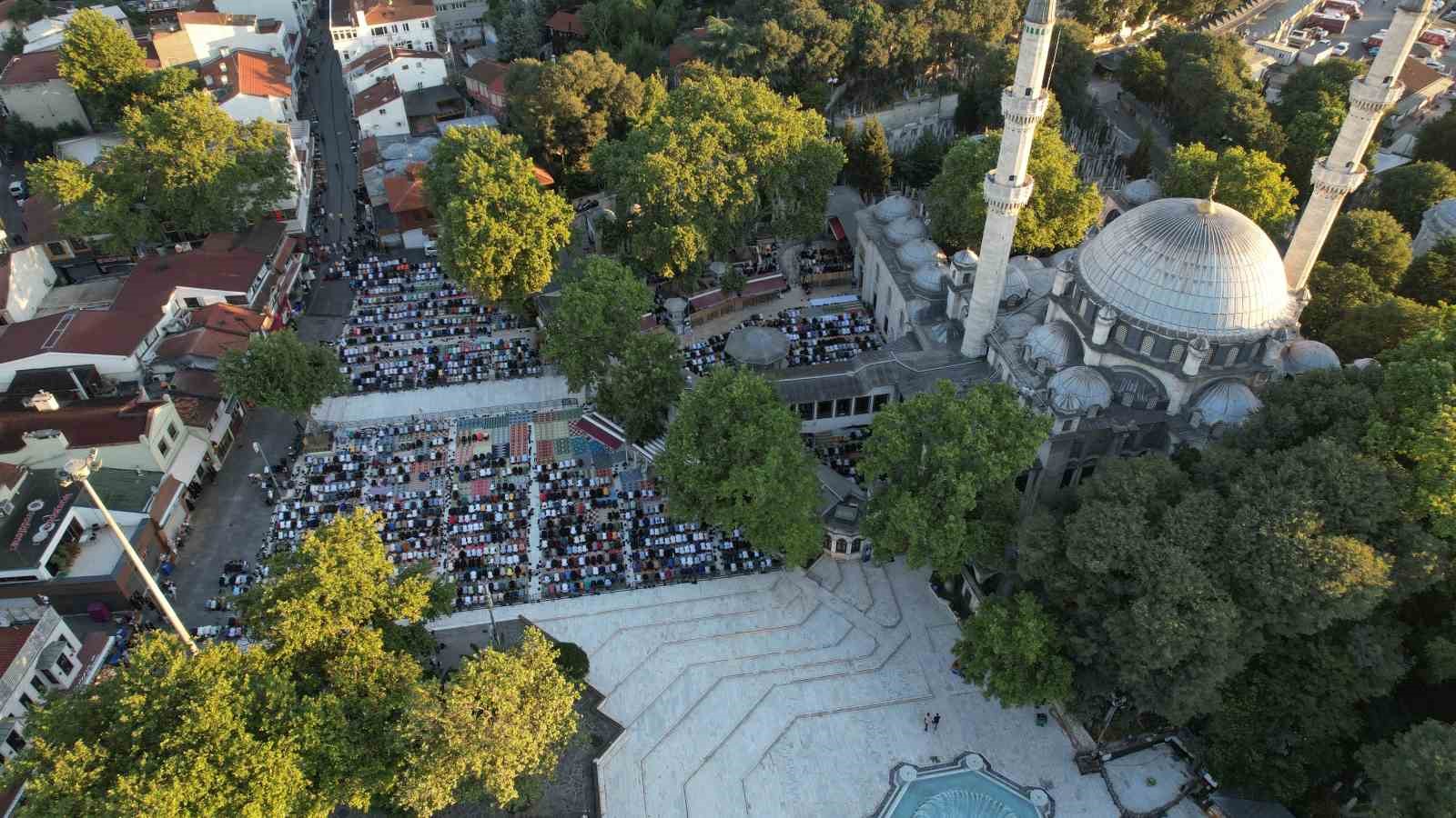 Eyüp Sultan Camii’nde bayram namazı yoğunluğunu böyle görüntülendi
