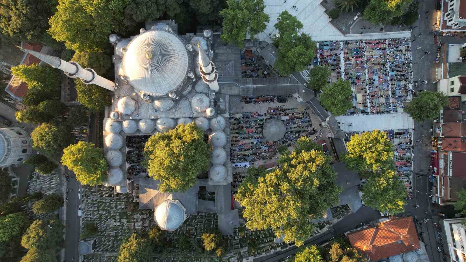 Eyüp Sultan Camii’nde bayram namazı yoğunluğunu böyle görüntülendi
