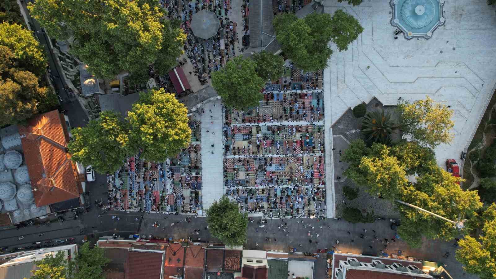 Eyüp Sultan Camii’nde bayram namazı yoğunluğunu böyle görüntülendi
