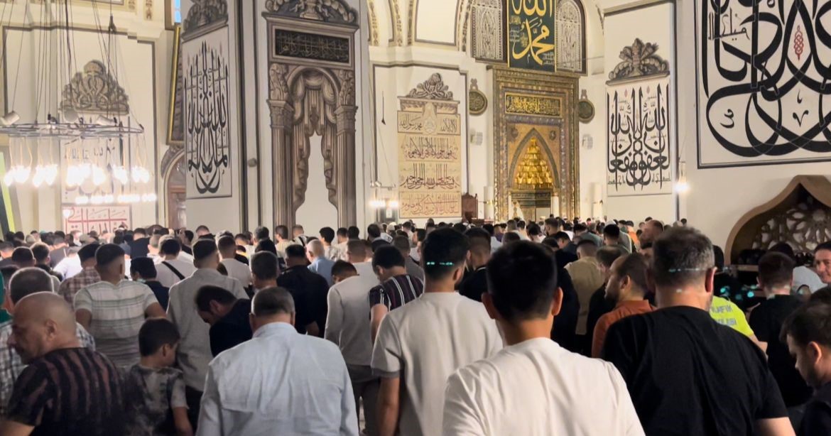 Bursa’da vatandaşlar, bayram namazı için Ulu Cami’ye akın etti
